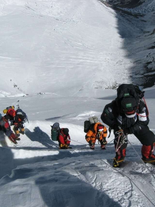 Mount Everest : दुनिया के सबसे ऊँचे पर्वत एवरेस्ट से जुड़े कुछ तथ्य