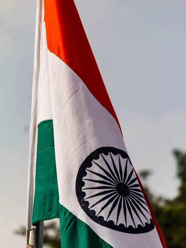 tirange ko kab aadha jhukaya jata hai